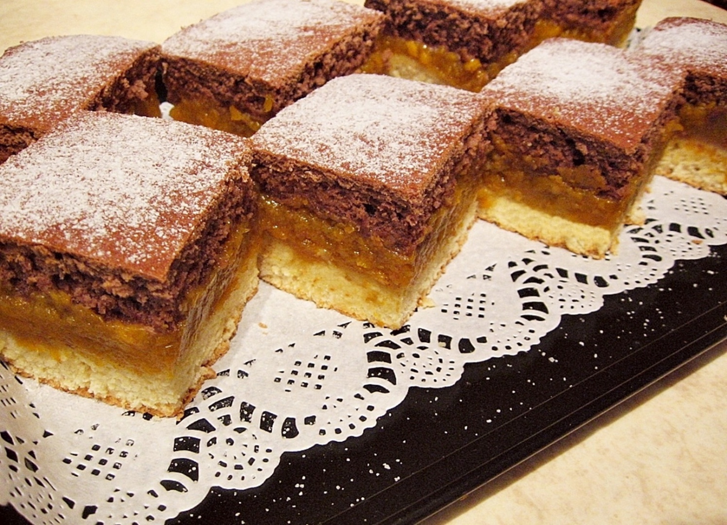 Prajitura cu crema de dovleac si foi in doua culori