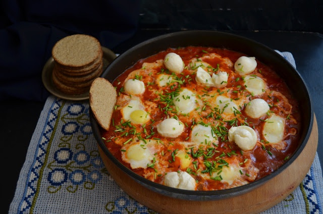 Shakshuka cu oua de prepelita si mozzarella