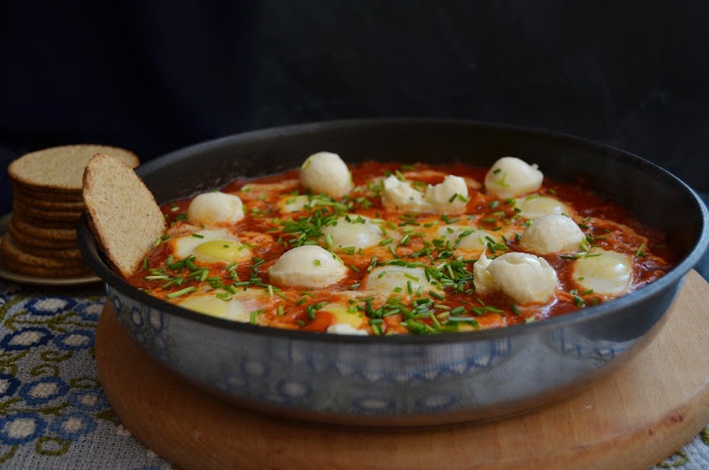 Shakshuka cu oua de prepelita si mozzarella