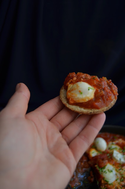 Shakshuka cu oua de prepelita si mozzarella