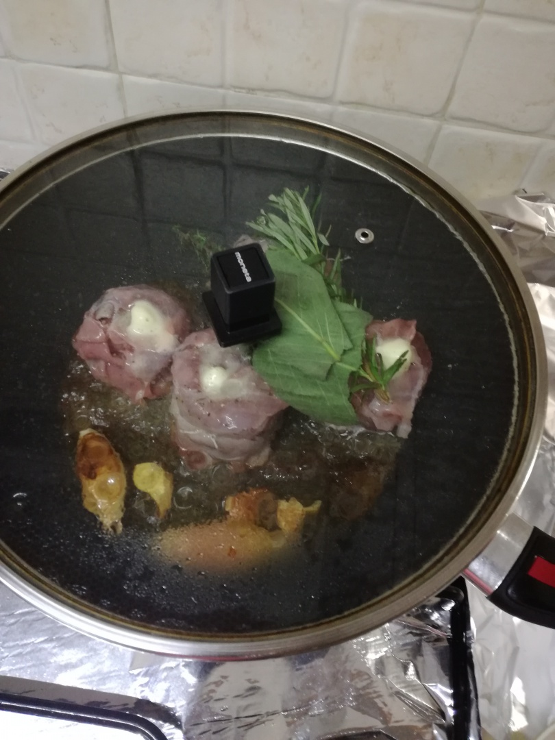 Filet de porc invelit in bacon cu cartofi si rozmarin