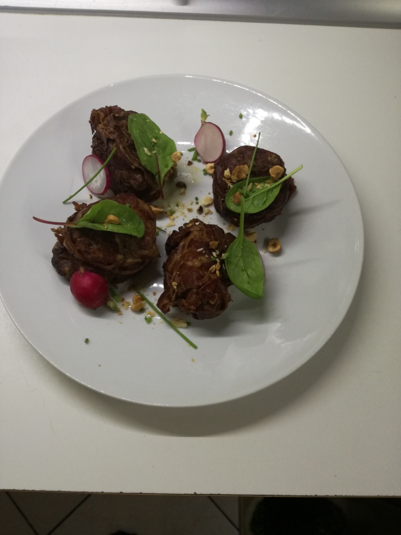 Filet de porc invelit in bacon cu cartofi si rozmarin