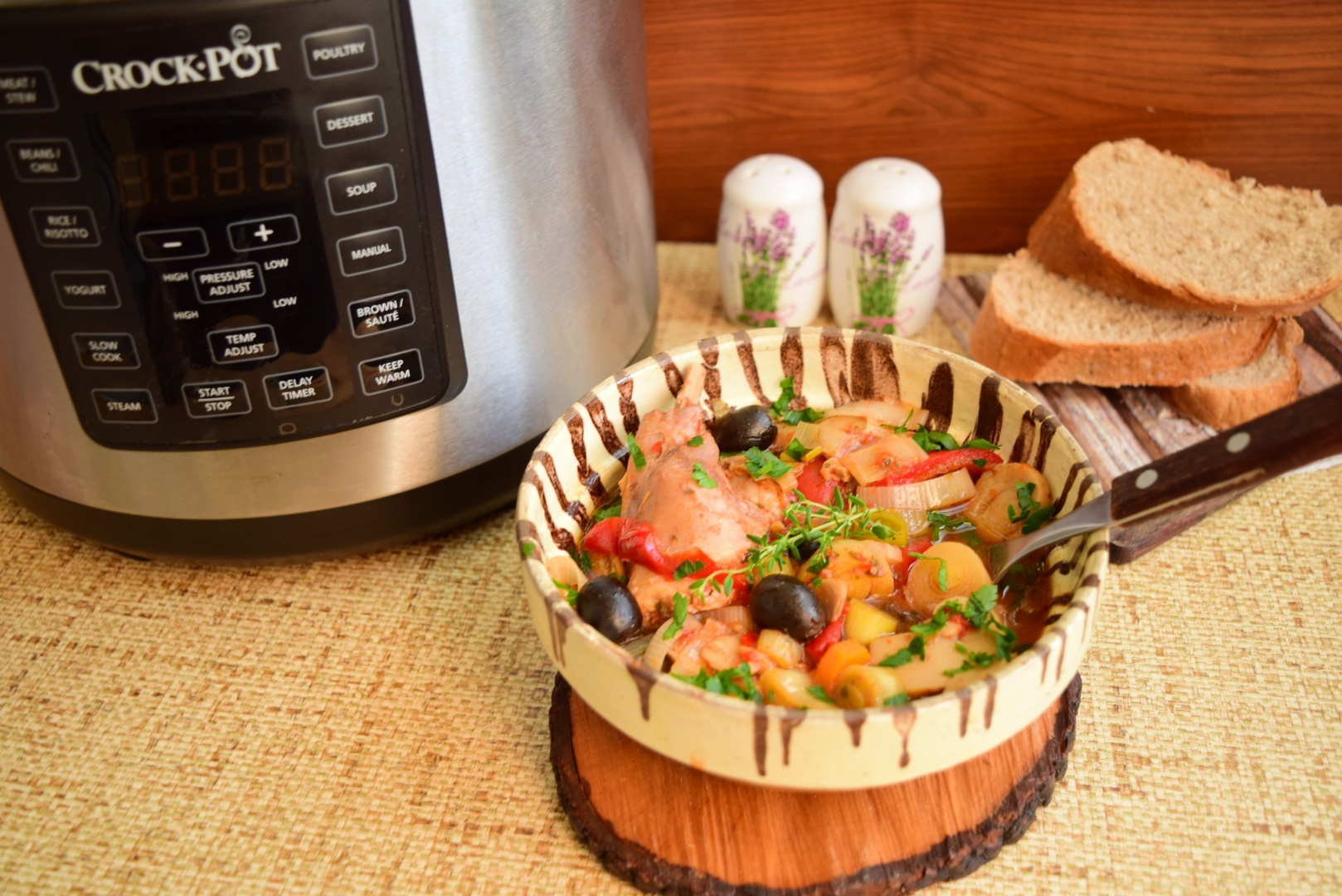 Iepure cu praz si masline la Multicooker Crock-Pot Express cu gatire sub presiune