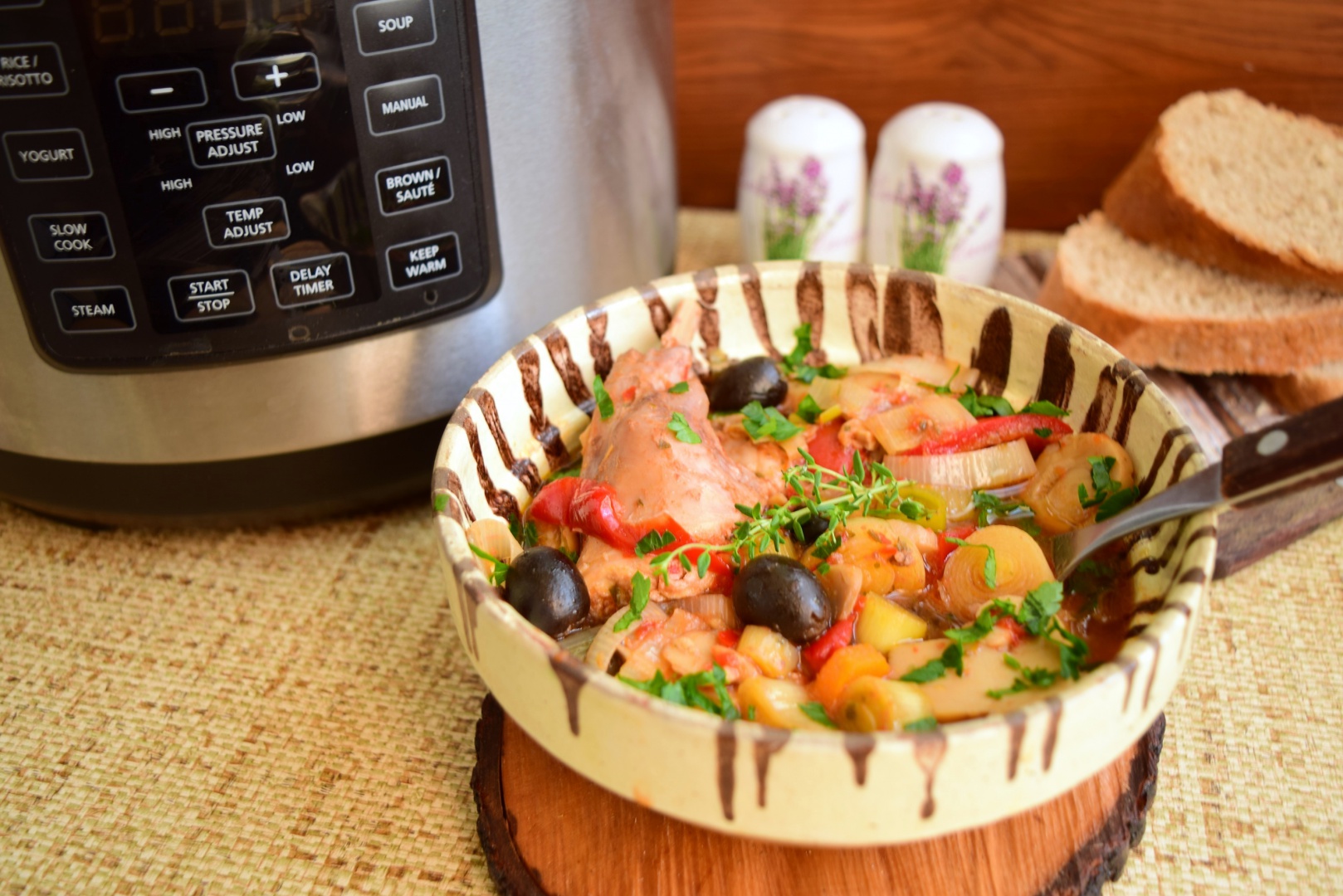 Iepure cu praz si masline la Multicooker Crock-Pot Express cu gatire sub presiune