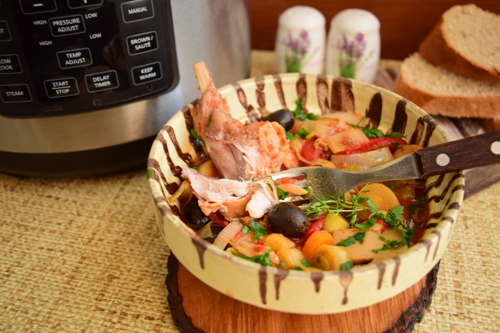 Iepure cu praz si masline la Multicooker Crock-Pot Express cu gatire sub presiune