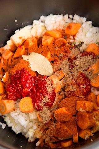 Supa gulas gatita la Multicooker Crock-Pot Express