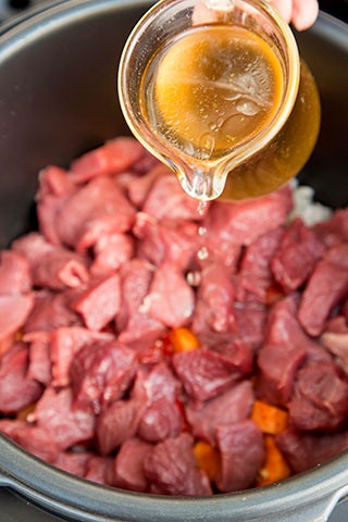 Supa gulas gatita la Multicooker Crock-Pot Express