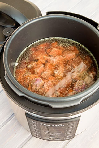 Supa gulas gatita la Multicooker Crock-Pot Express