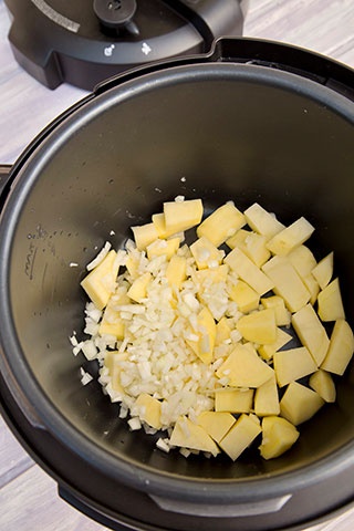 Supa gulas gatita la Multicooker Crock-Pot Express