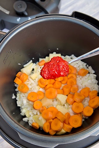 Supa gulas gatita la Multicooker Crock-Pot Express