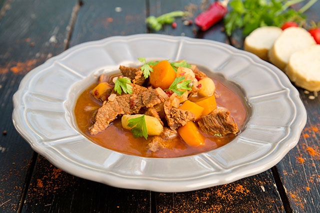 Supa gulas gatita la Multicooker Crock-Pot Express