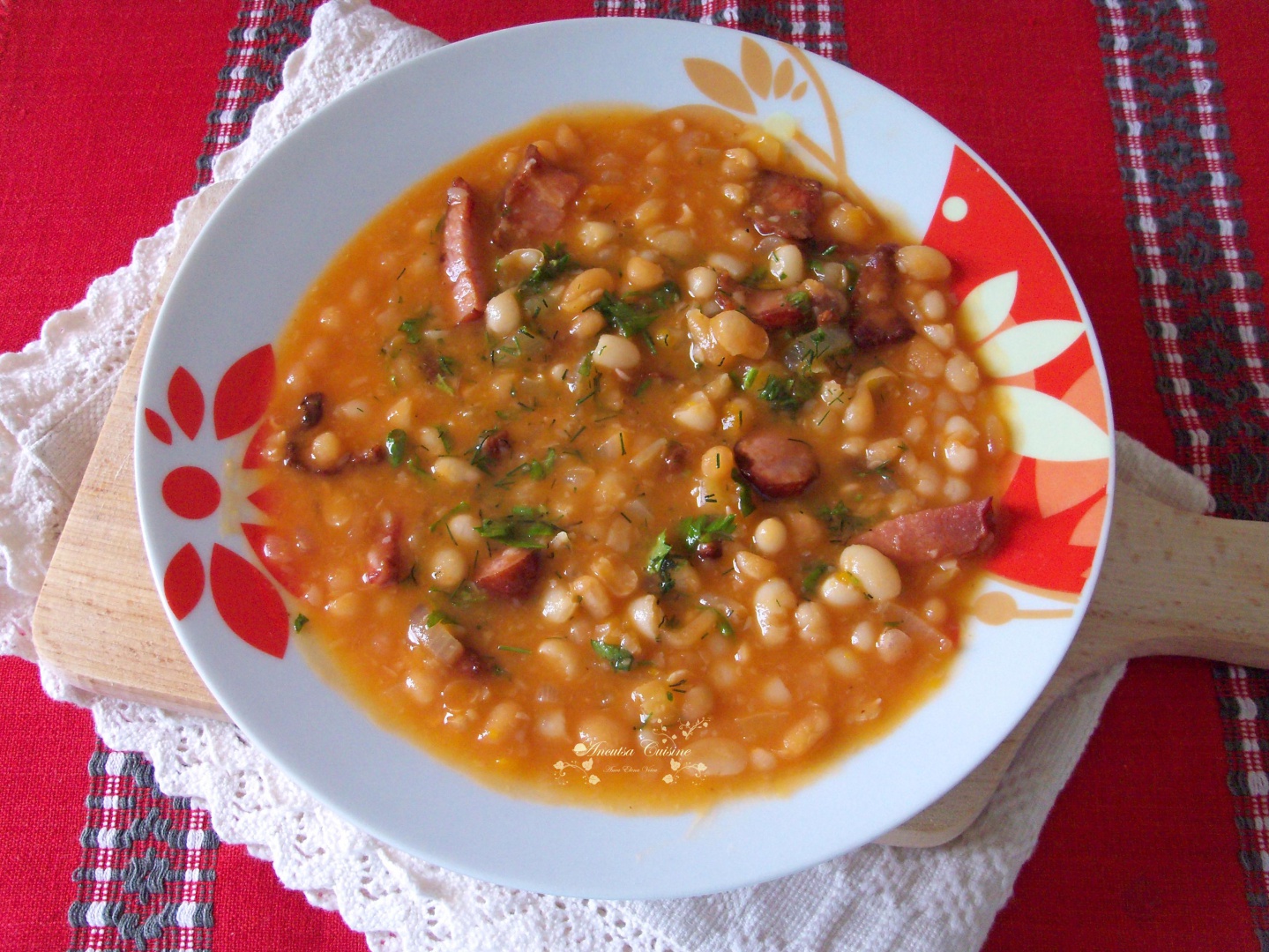 Iahnie de fasole cu afumatura si carnati