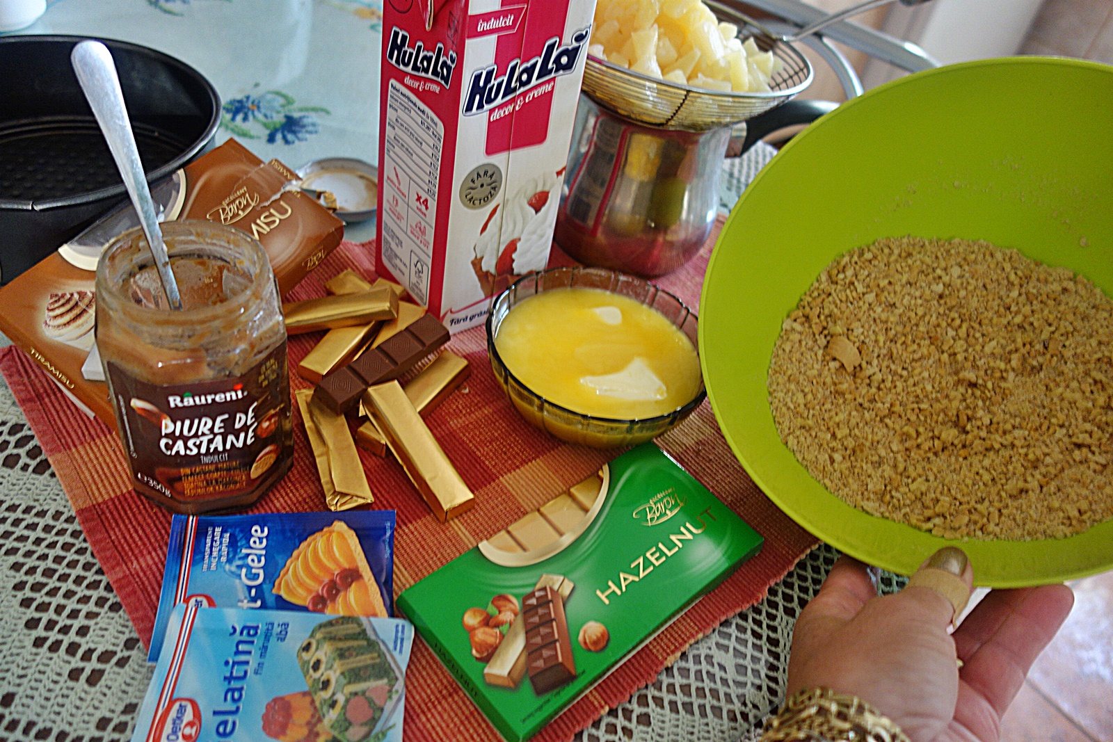 Prajitura de toamna cu biscuiti si jeleu de ananas