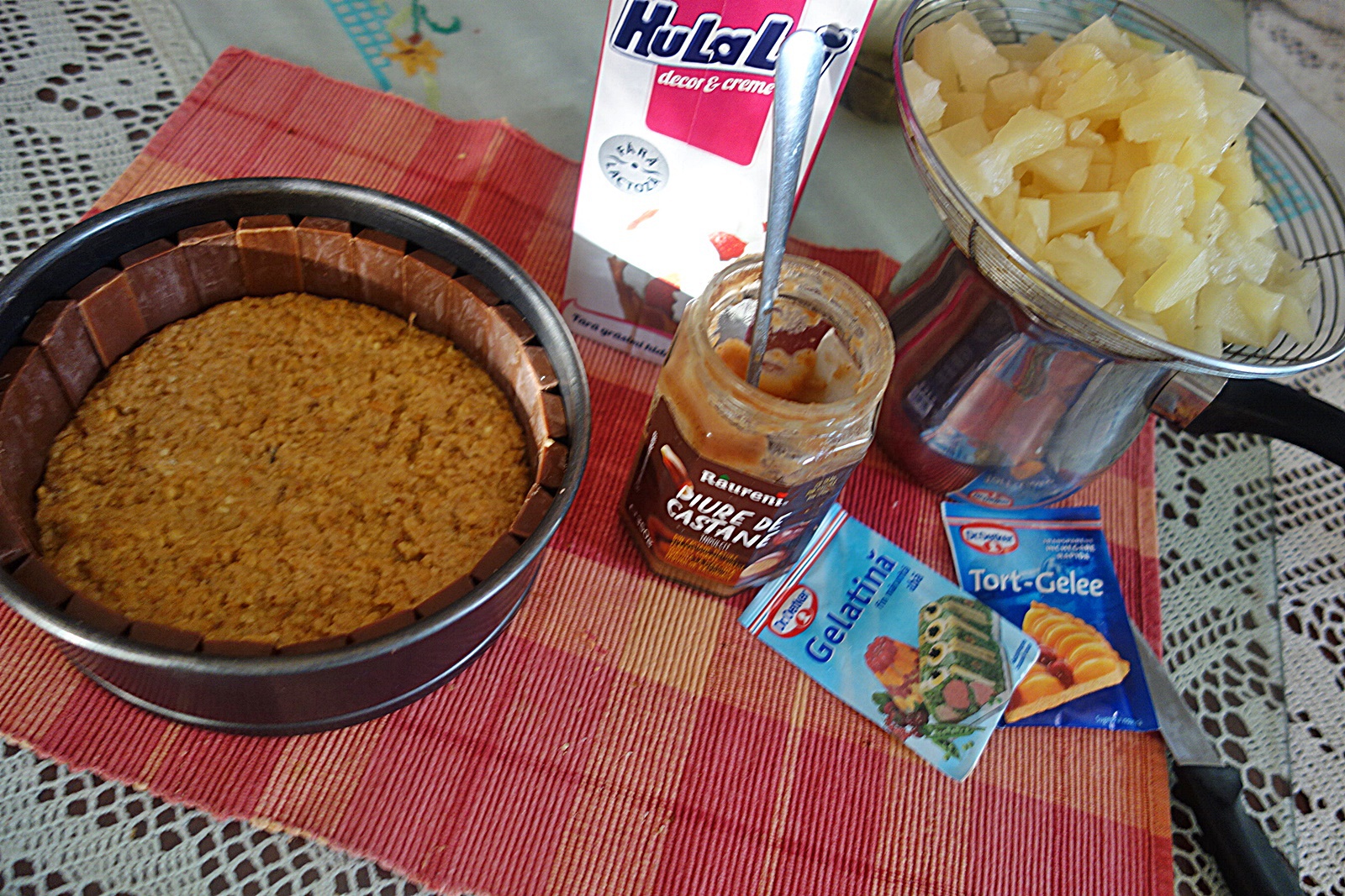 Prajitura de toamna cu biscuiti si jeleu de ananas