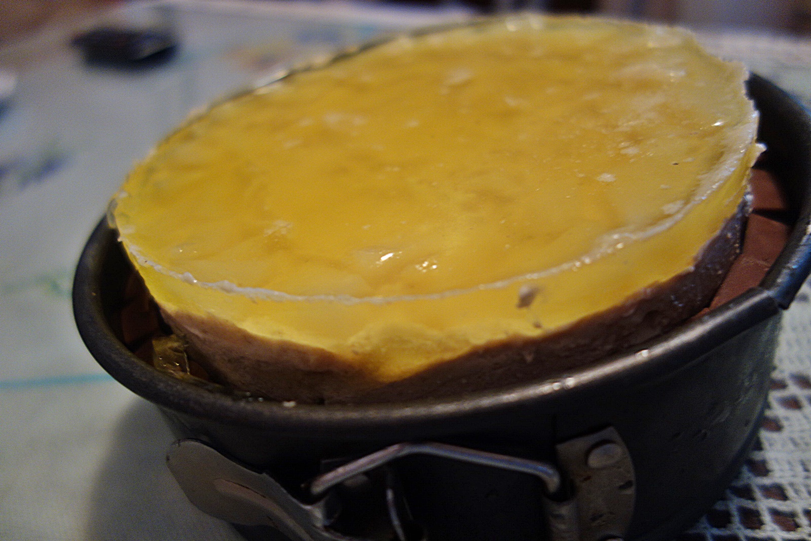 Prajitura de toamna cu biscuiti si jeleu de ananas