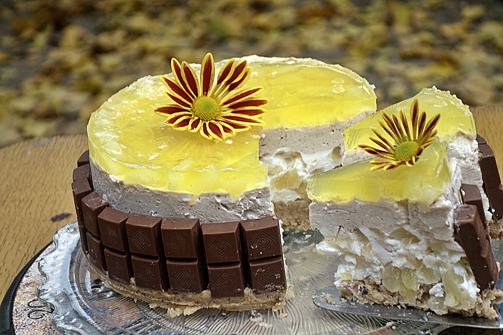 Prajitura de toamna cu biscuiti si jeleu de ananas