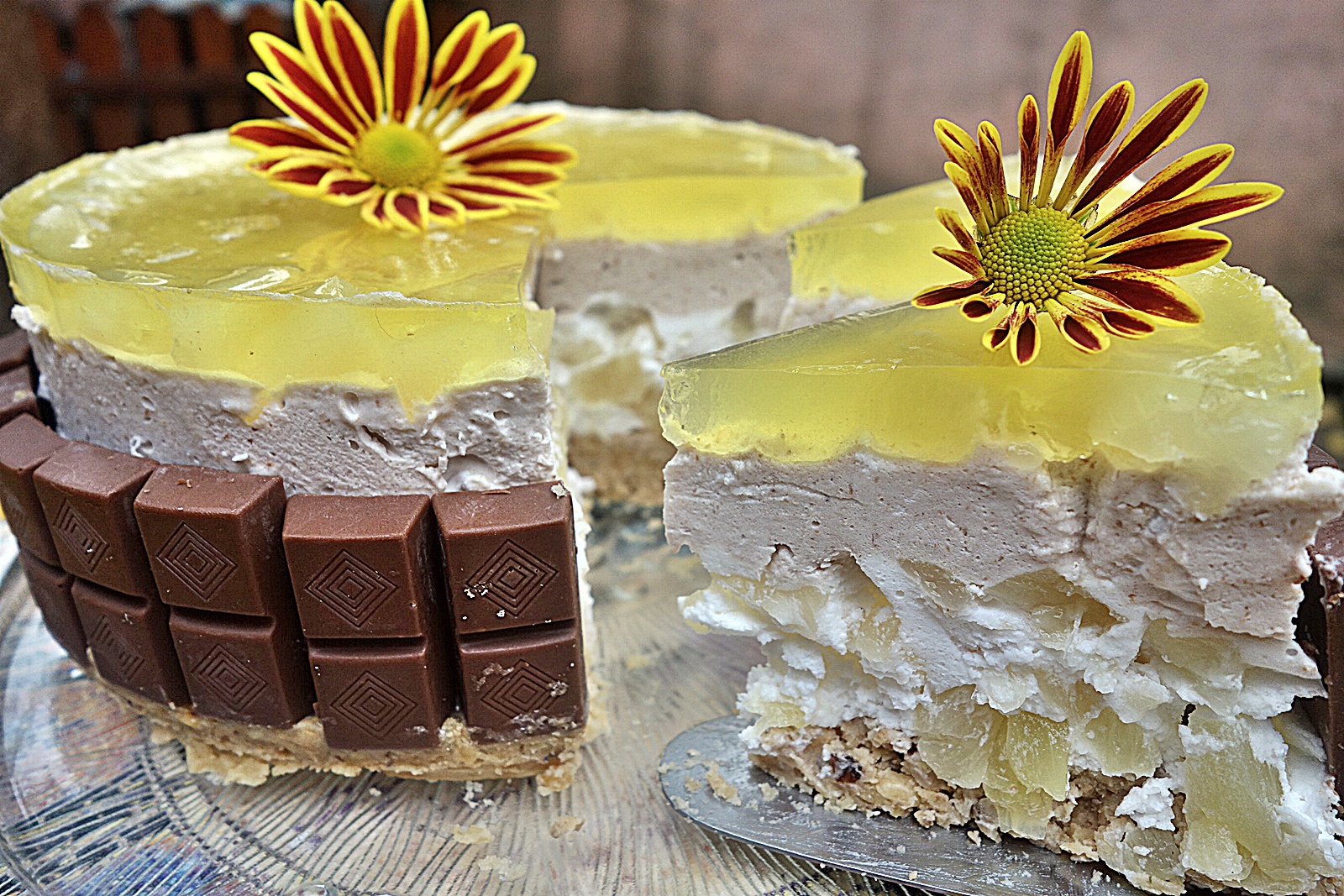 Prajitura de toamna cu biscuiti si jeleu de ananas