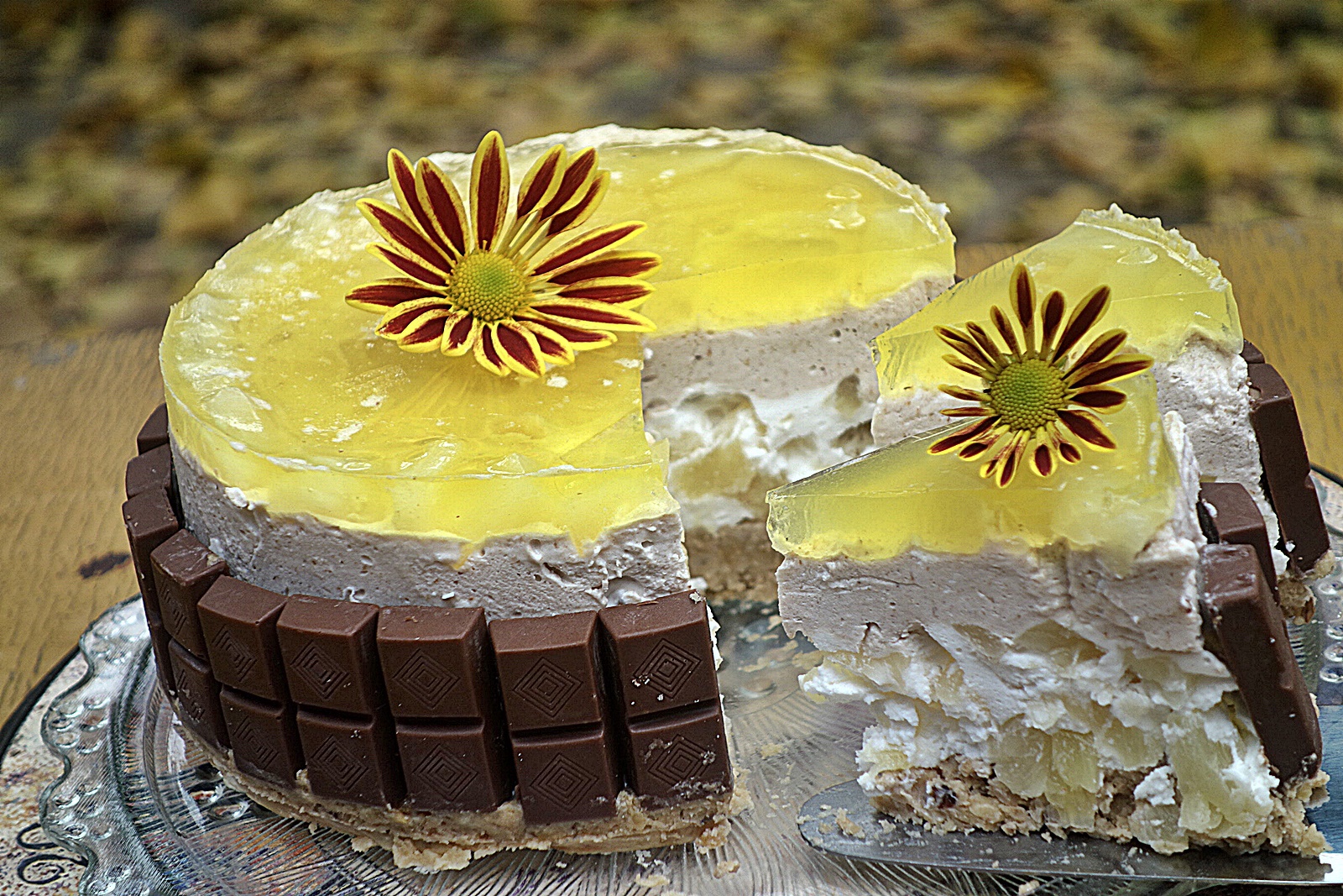 Prajitura de toamna cu biscuiti si jeleu de ananas