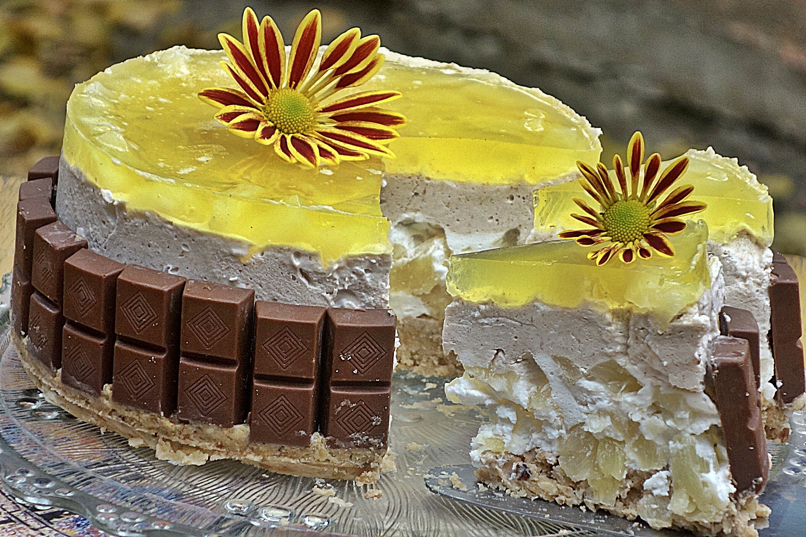 Prajitura de toamna cu biscuiti si jeleu de ananas