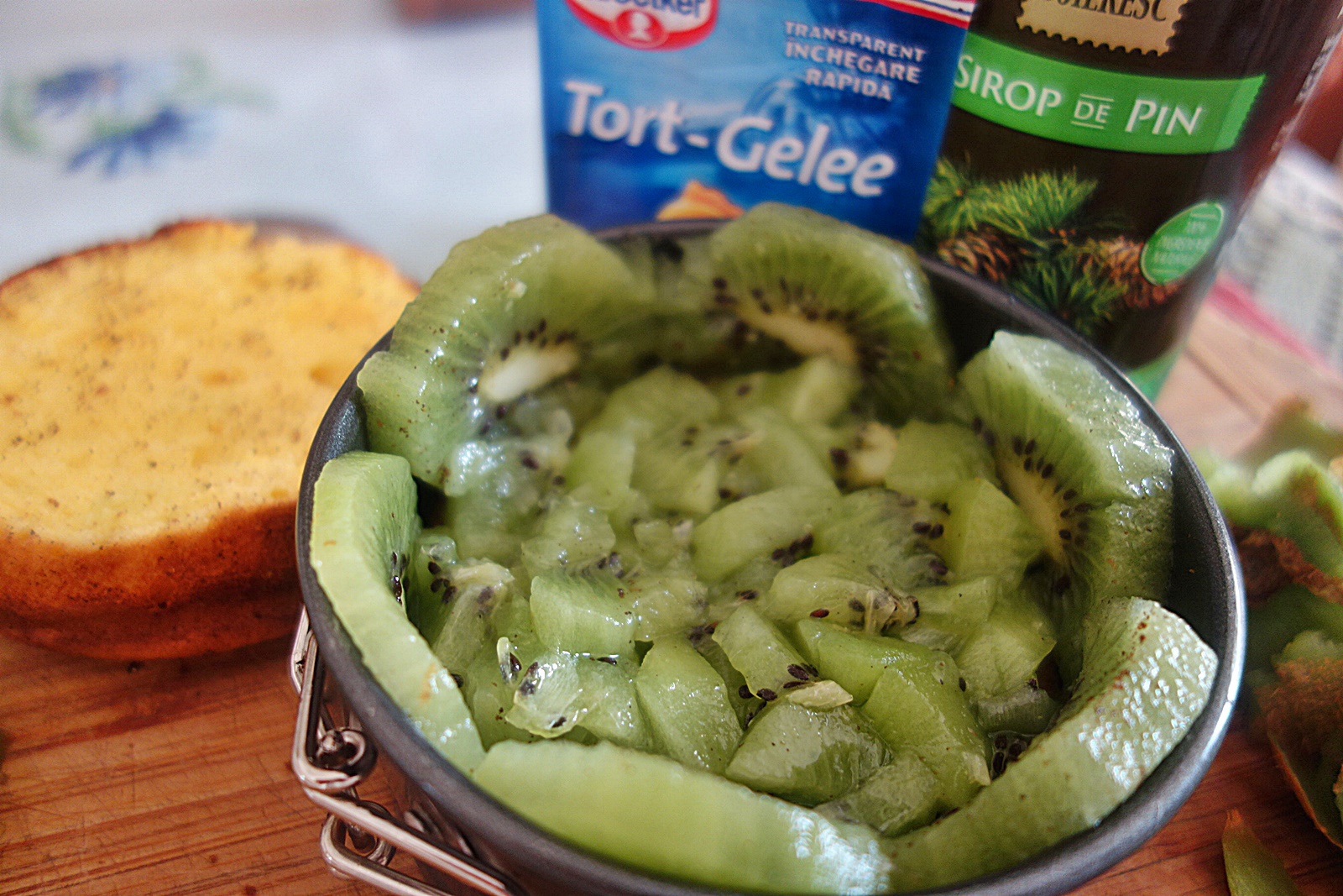 Prajitura cu kiwi si jeleu din sirop mentolat de pin