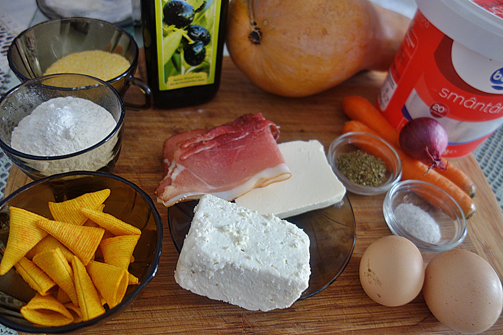 Tarta aromata cu faina de porumb si chipsuri de porumb