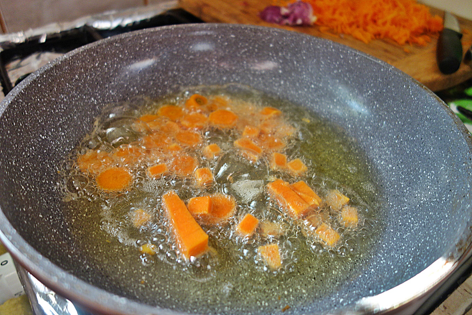 Tarta aromata cu faina de porumb si chipsuri de porumb