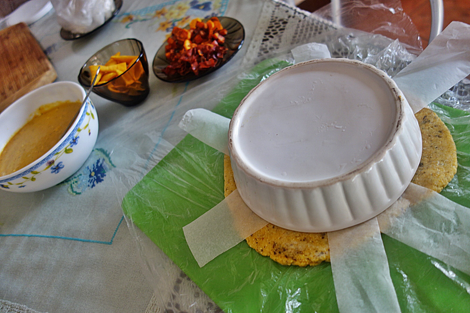 Tarta aromata cu faina de porumb si chipsuri de porumb