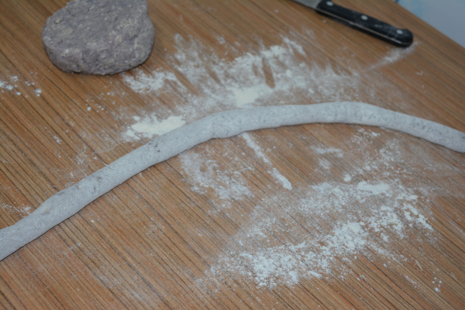 Gnocchi din cartofi mov, cu ghebe sotate si cipsuri