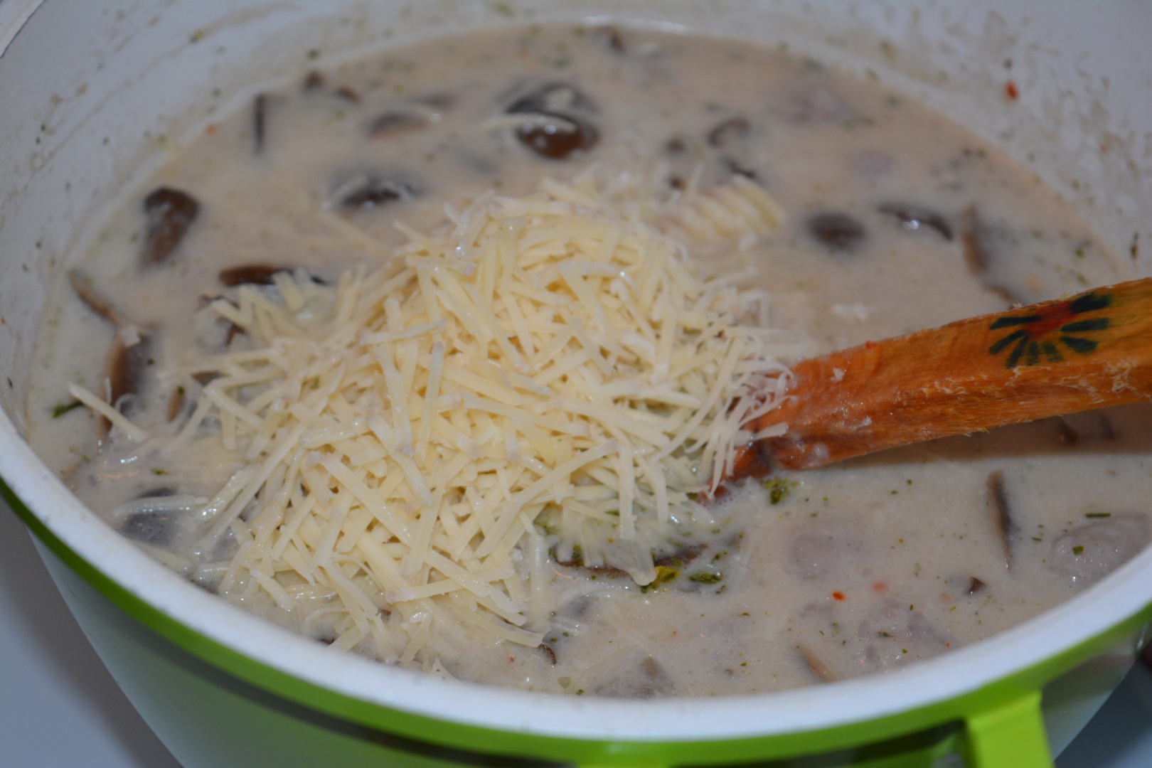 Gnocchi din cartofi mov, cu ghebe sotate si cipsuri