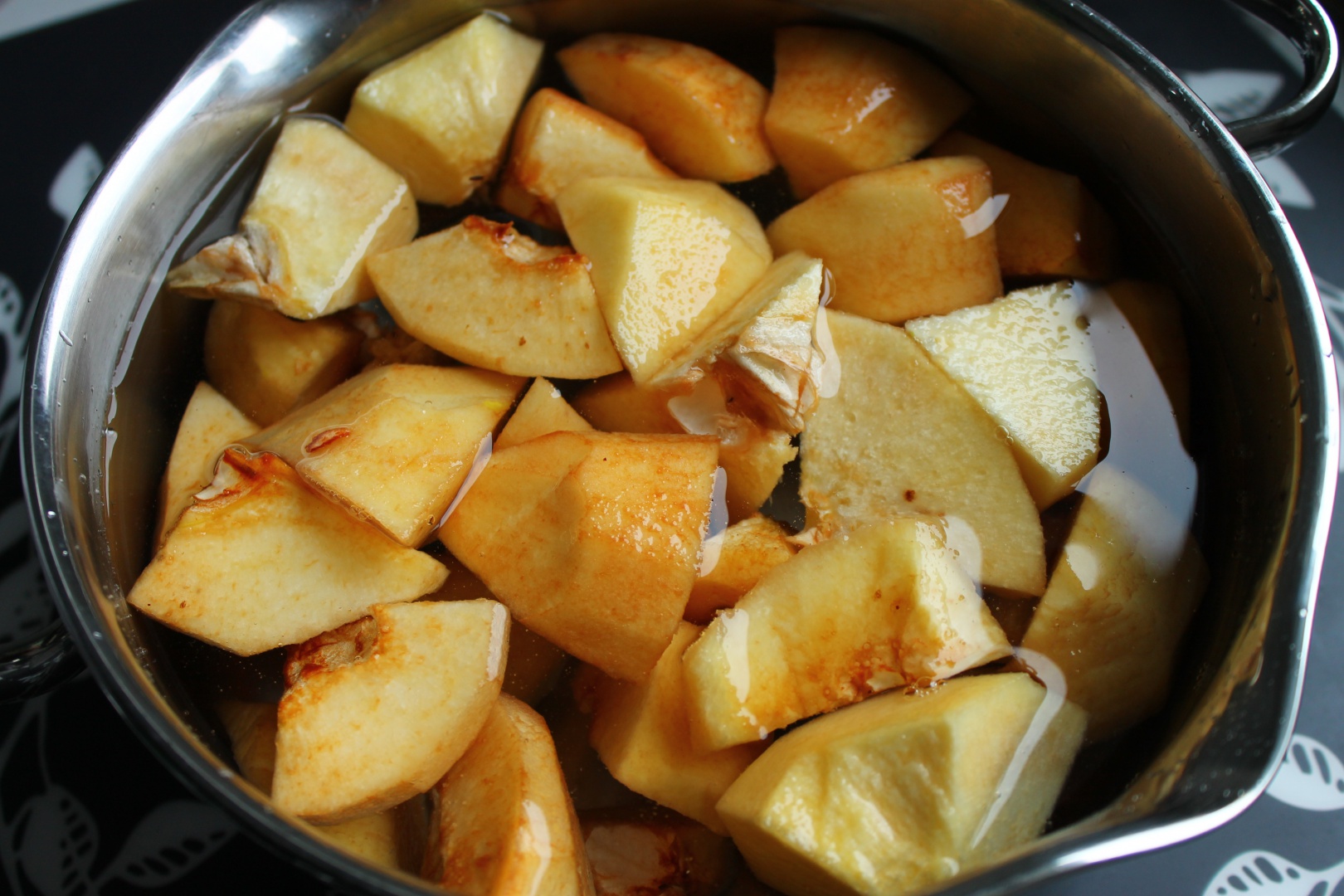 Pavlova cu nuca, mousse de castane si jeleu de gutui