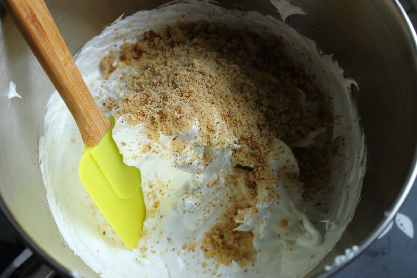 Pavlova cu nuca, mousse de castane si jeleu de gutui