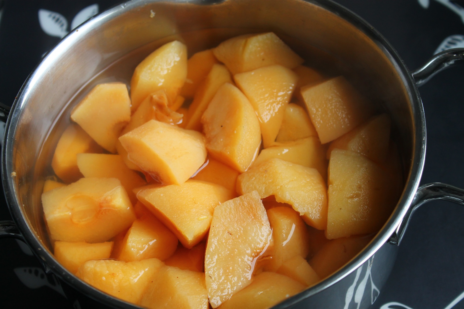 Pavlova cu nuca, mousse de castane si jeleu de gutui