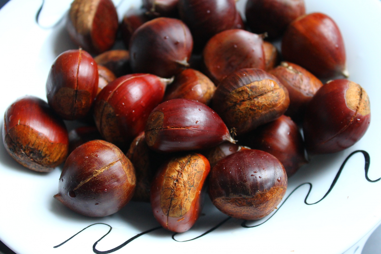 Pavlova cu nuca, mousse de castane si jeleu de gutui