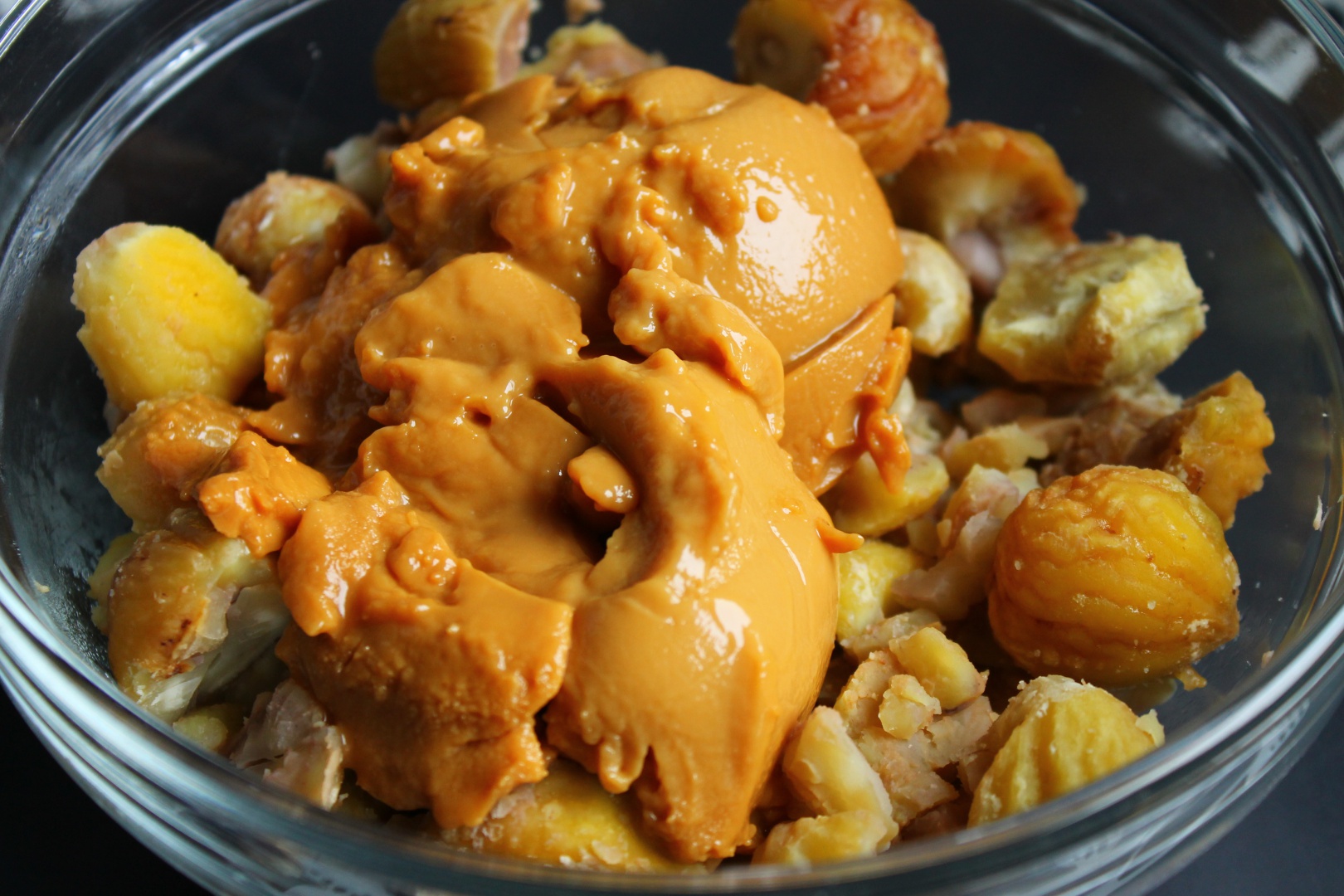 Pavlova cu nuca, mousse de castane si jeleu de gutui