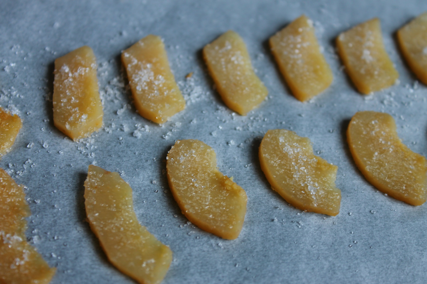 Pavlova cu nuca, mousse de castane si jeleu de gutui