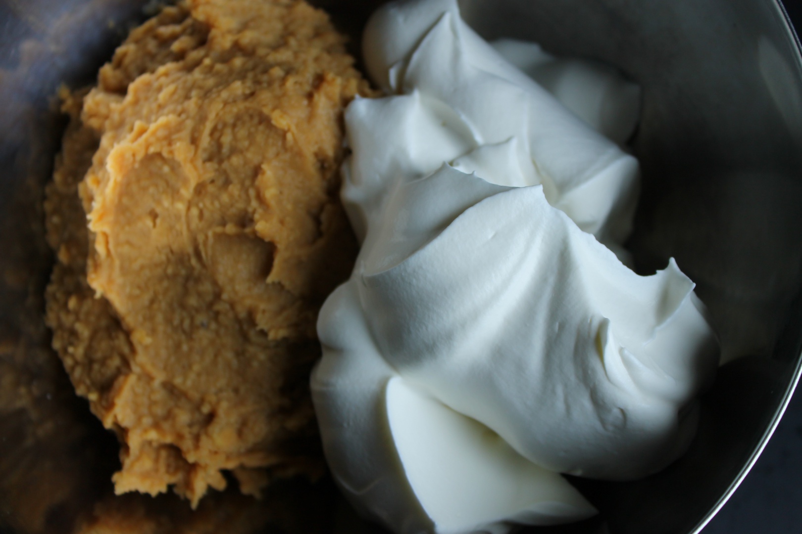 Pavlova cu nuca, mousse de castane si jeleu de gutui