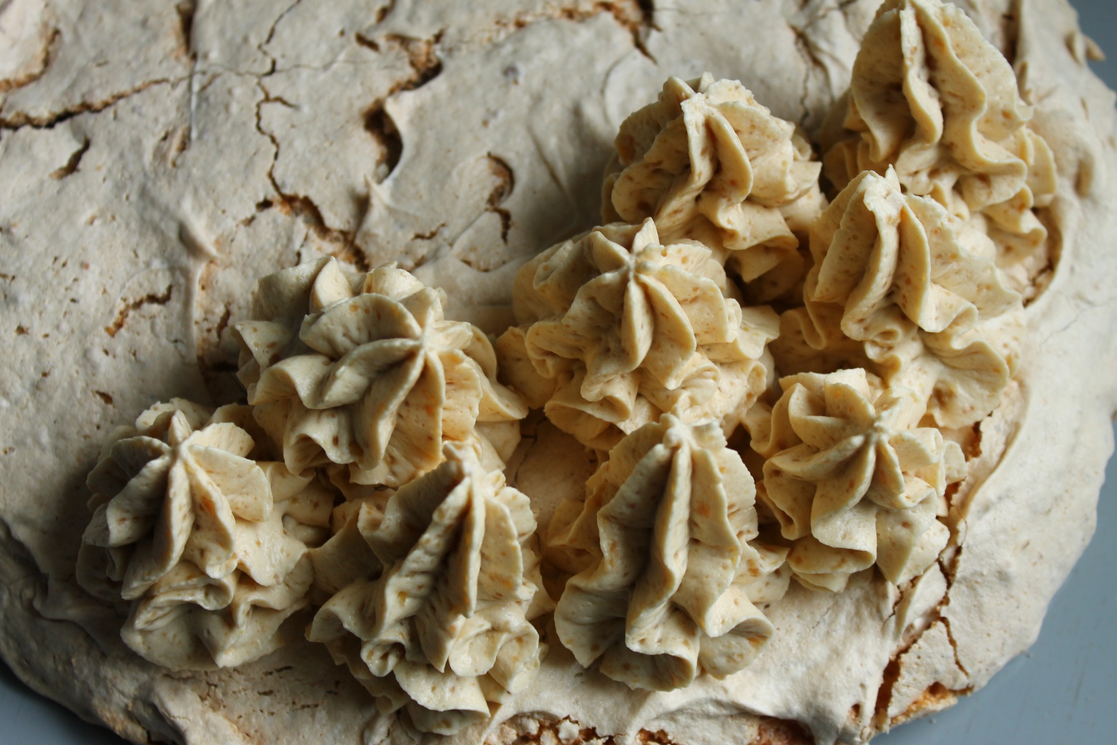 Pavlova cu nuca, mousse de castane si jeleu de gutui