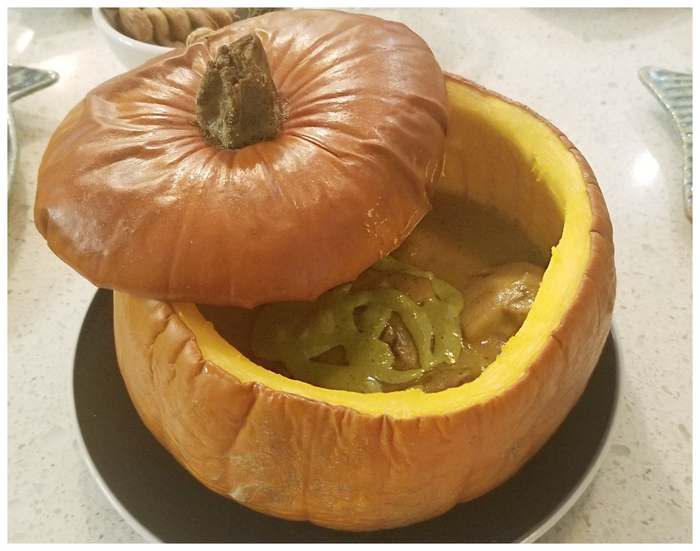 Supa crema de ciuperci si dovleac, servita in dovleac copt si pesto