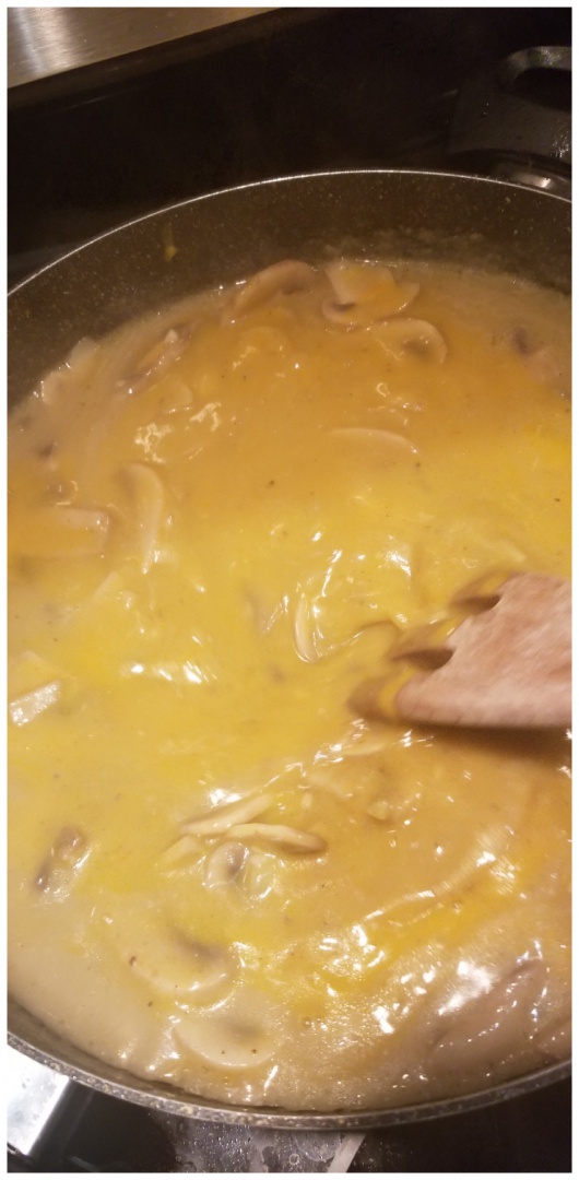 Supa crema de ciuperci si dovleac, servita in dovleac copt si pesto