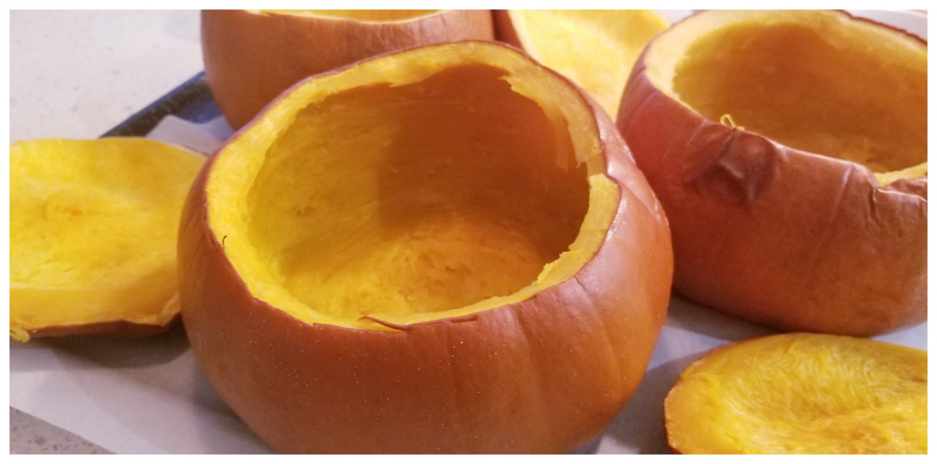 Supa crema de ciuperci si dovleac, servita in dovleac copt si pesto