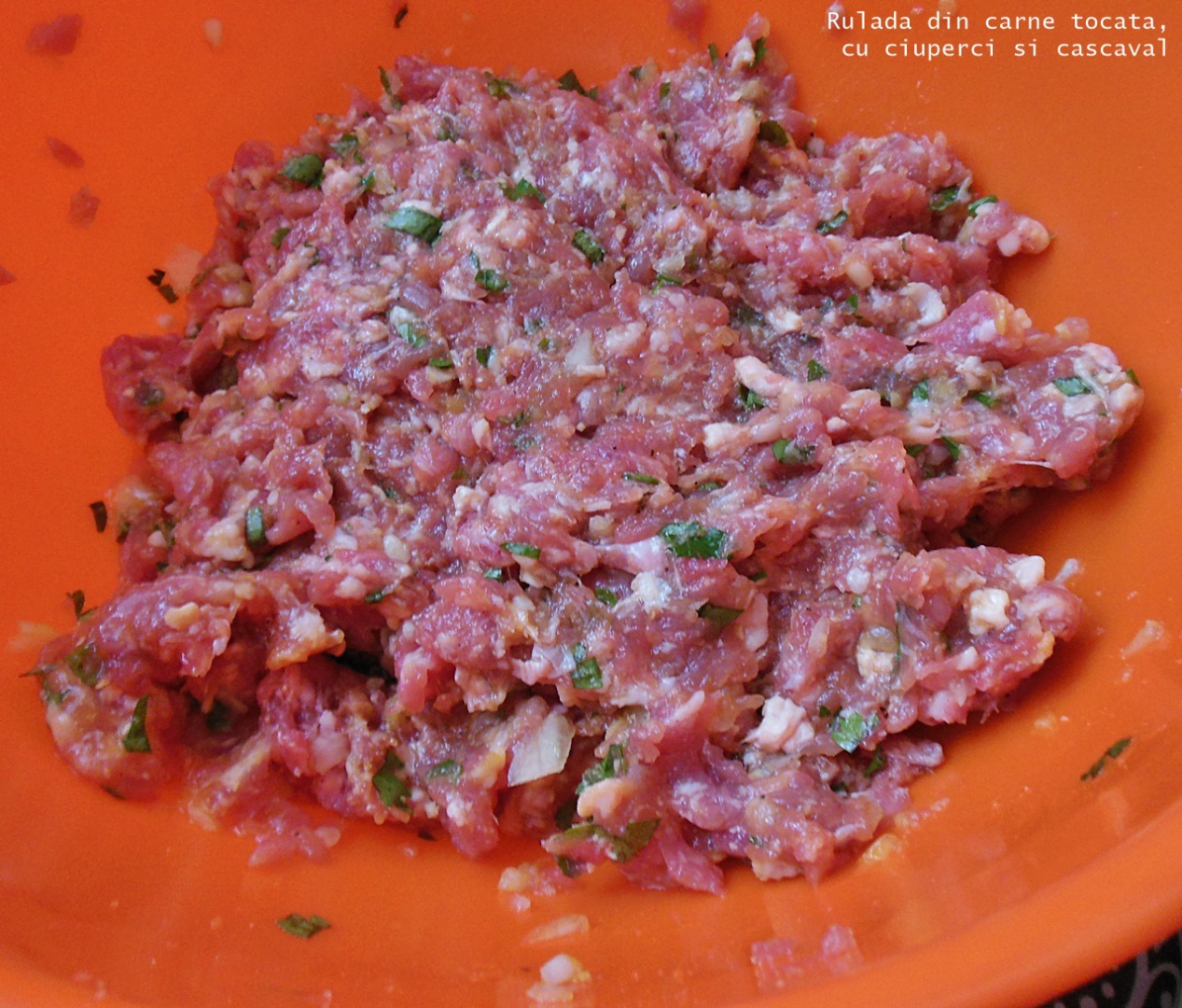 Rulada din carne tocata, cu ciuperci si cascaval