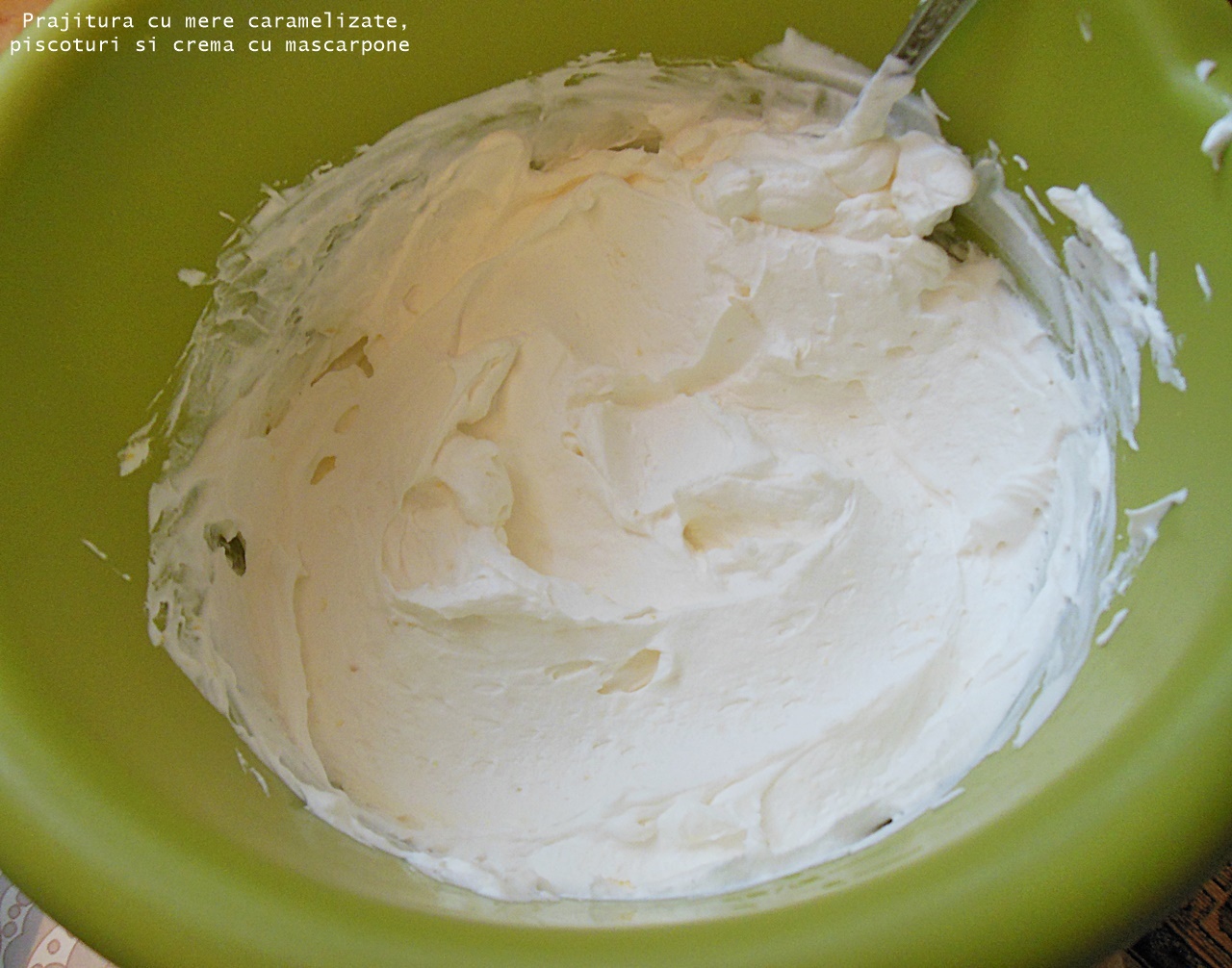 Prajitura cu mere caramelizate, piscoturi si crema cu mascarpone