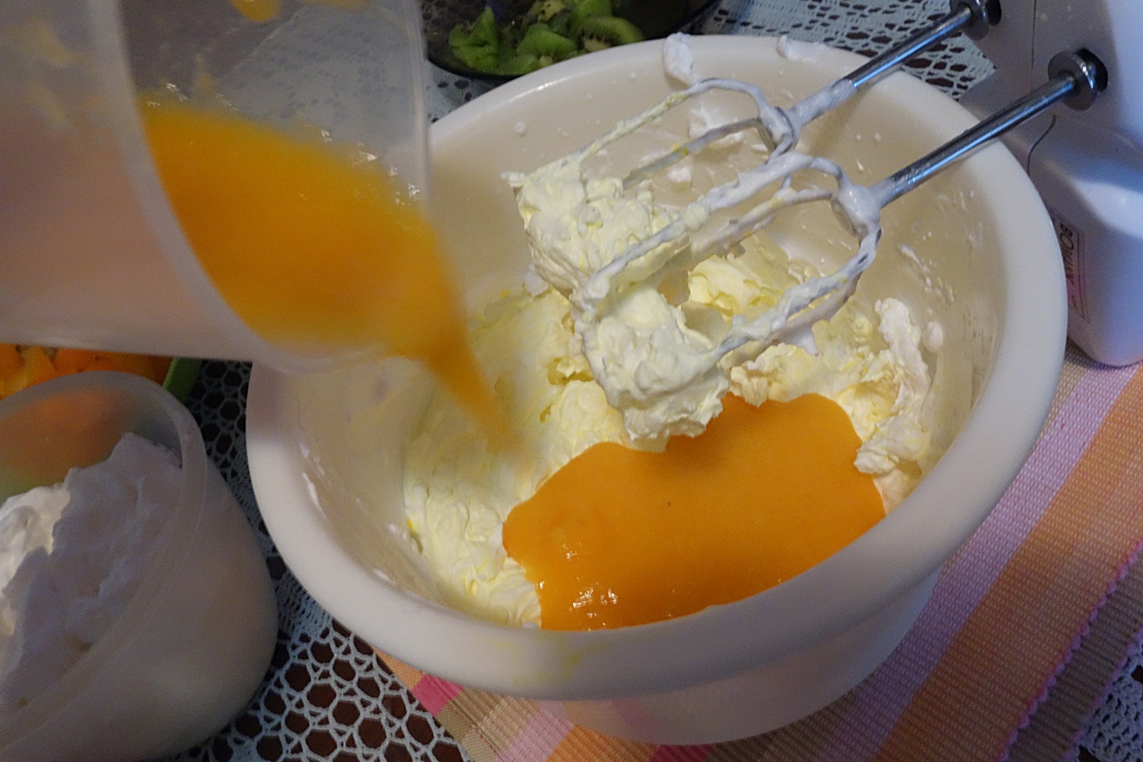 Prajitura racoroasa cu kaki si kiwi