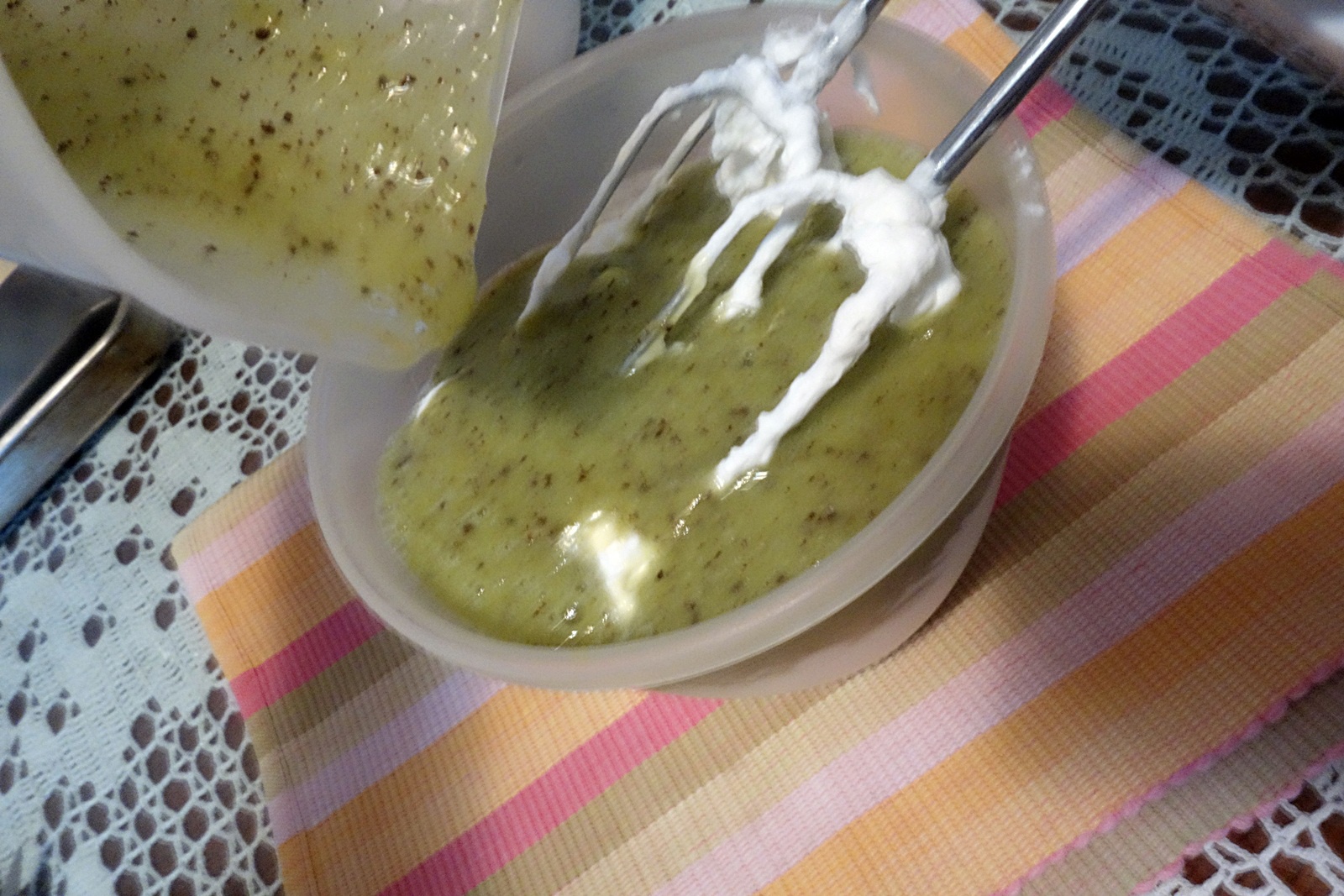 Prajitura racoroasa cu kaki si kiwi