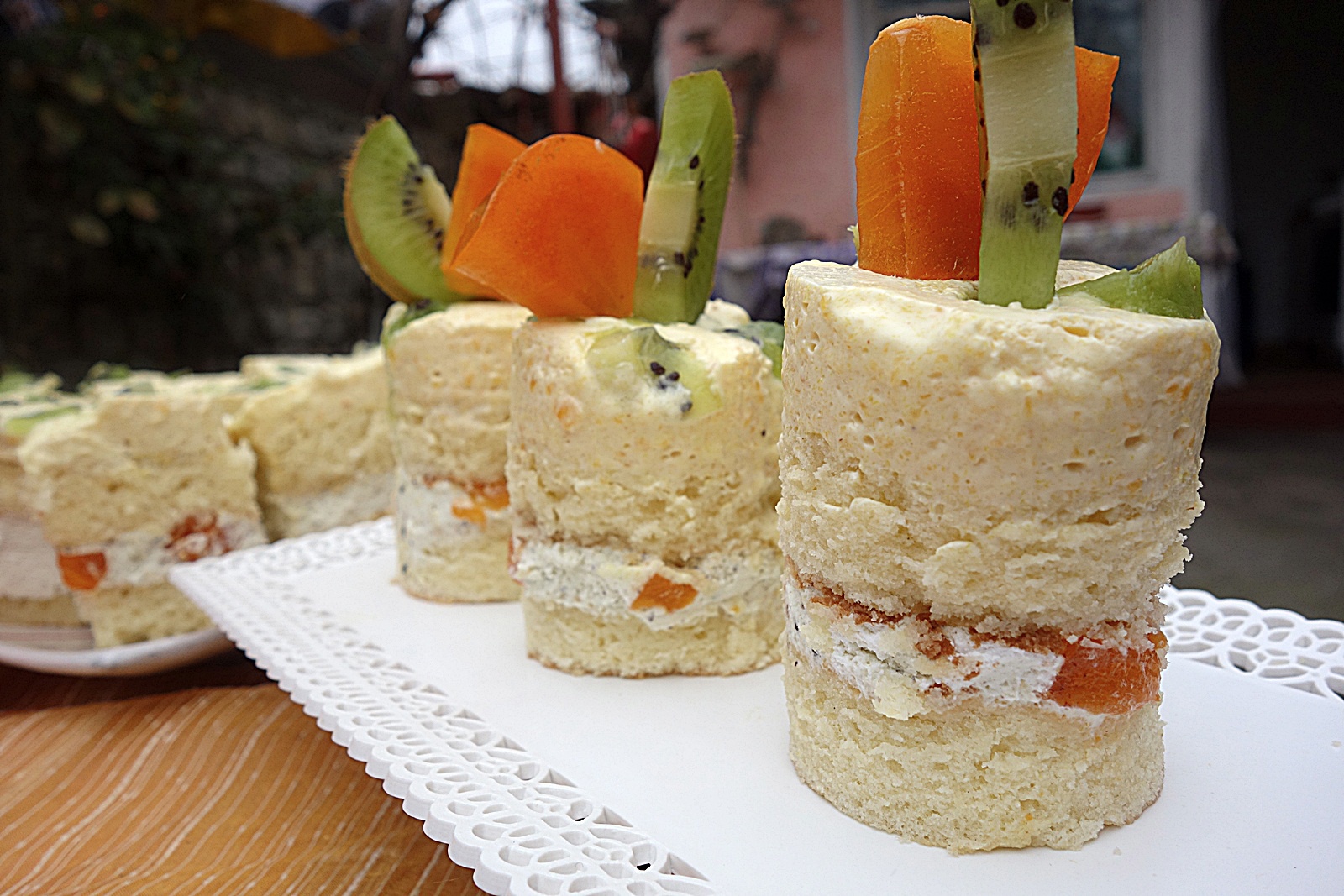 Prajitura racoroasa cu kaki si kiwi