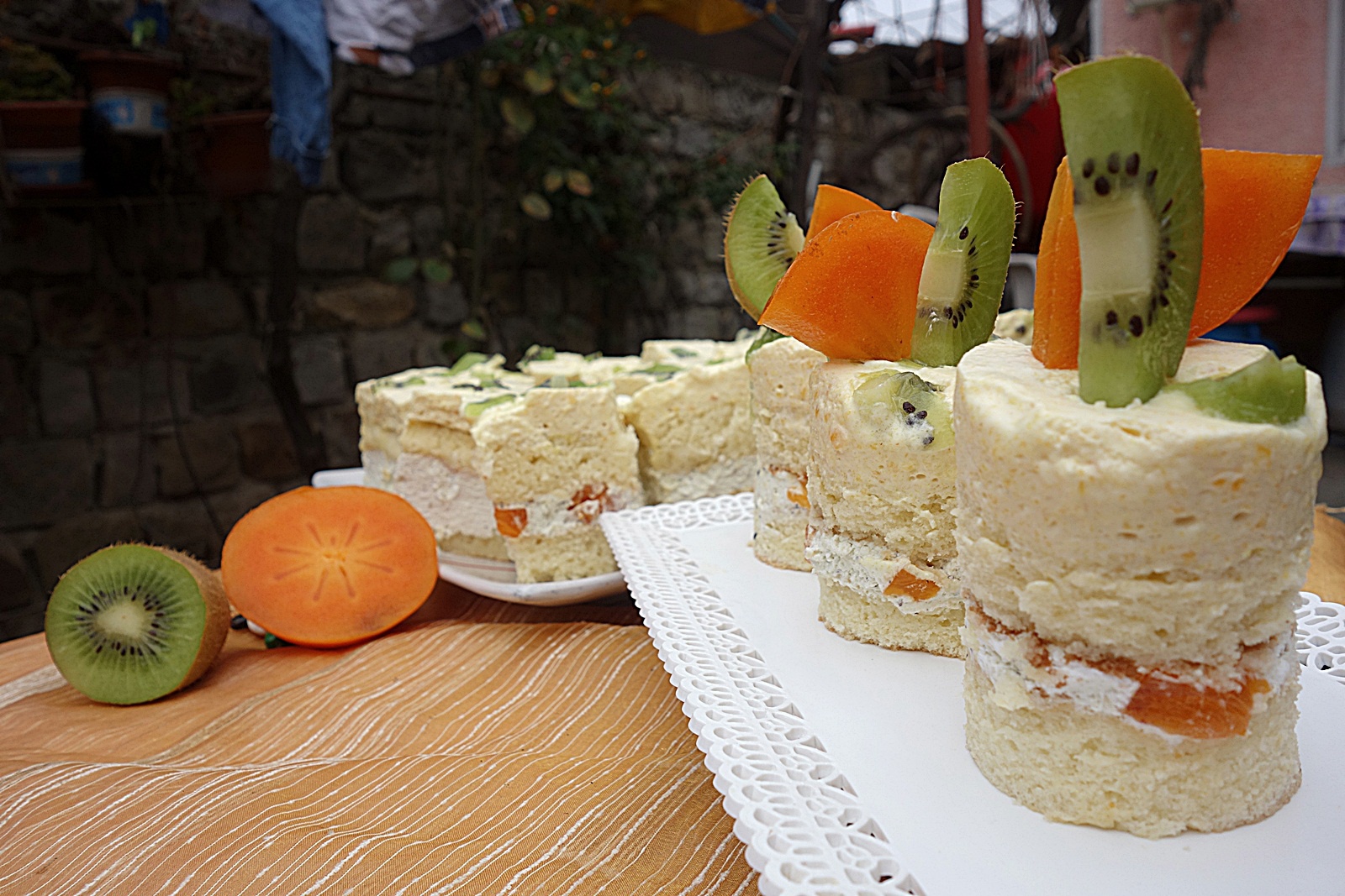 Prajitura racoroasa cu kaki si kiwi