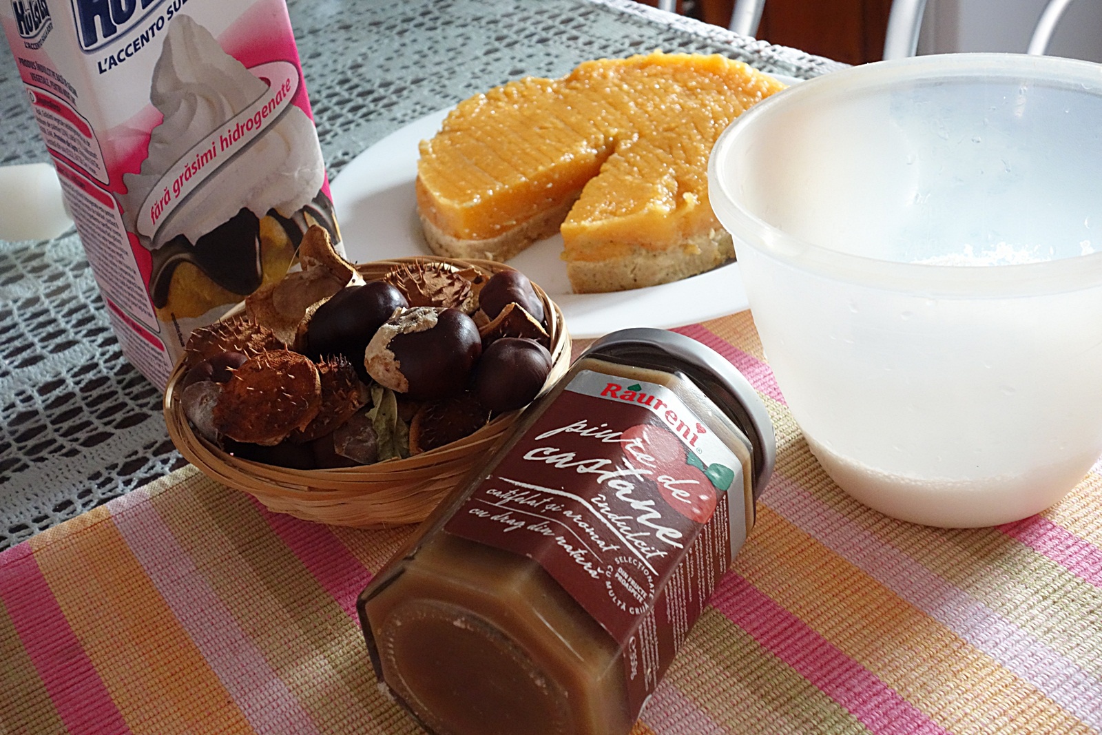 Prajitura cu kaki si clementine, frisca si piure de castane