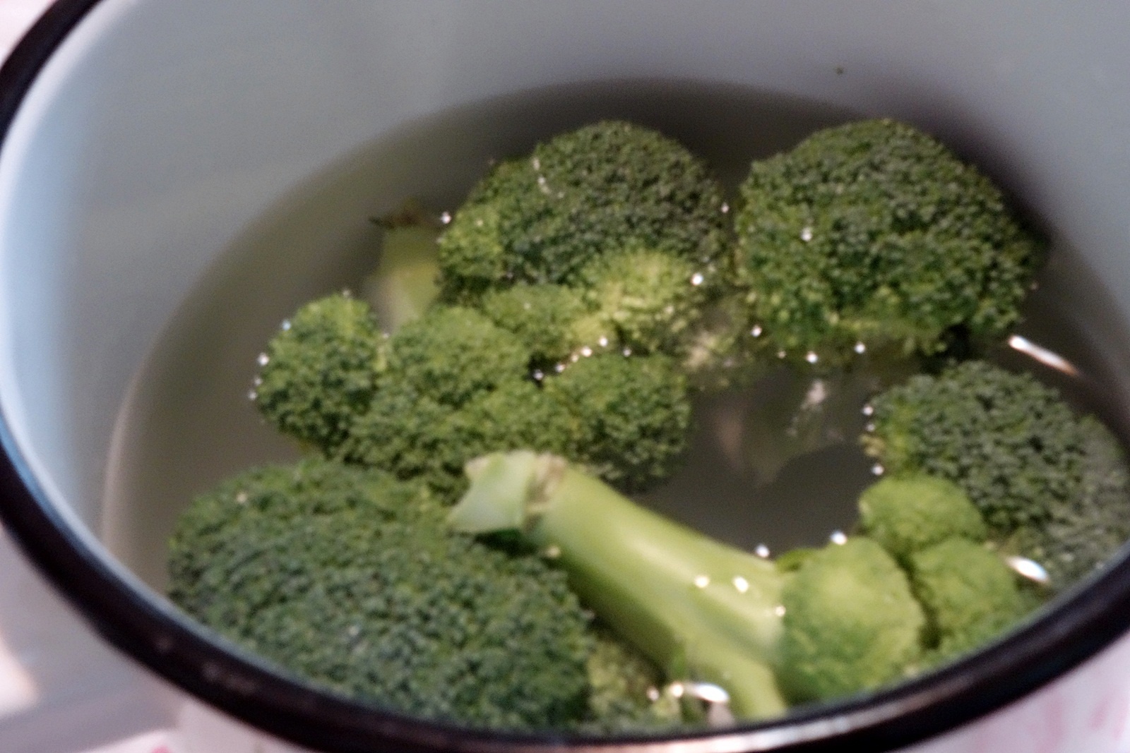 Supa crema de broccoli cu sticksuri de bacon