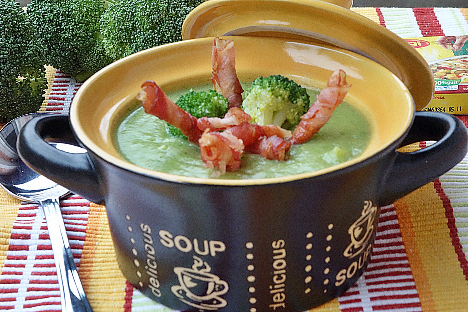 Supa crema de broccoli cu sticksuri de bacon