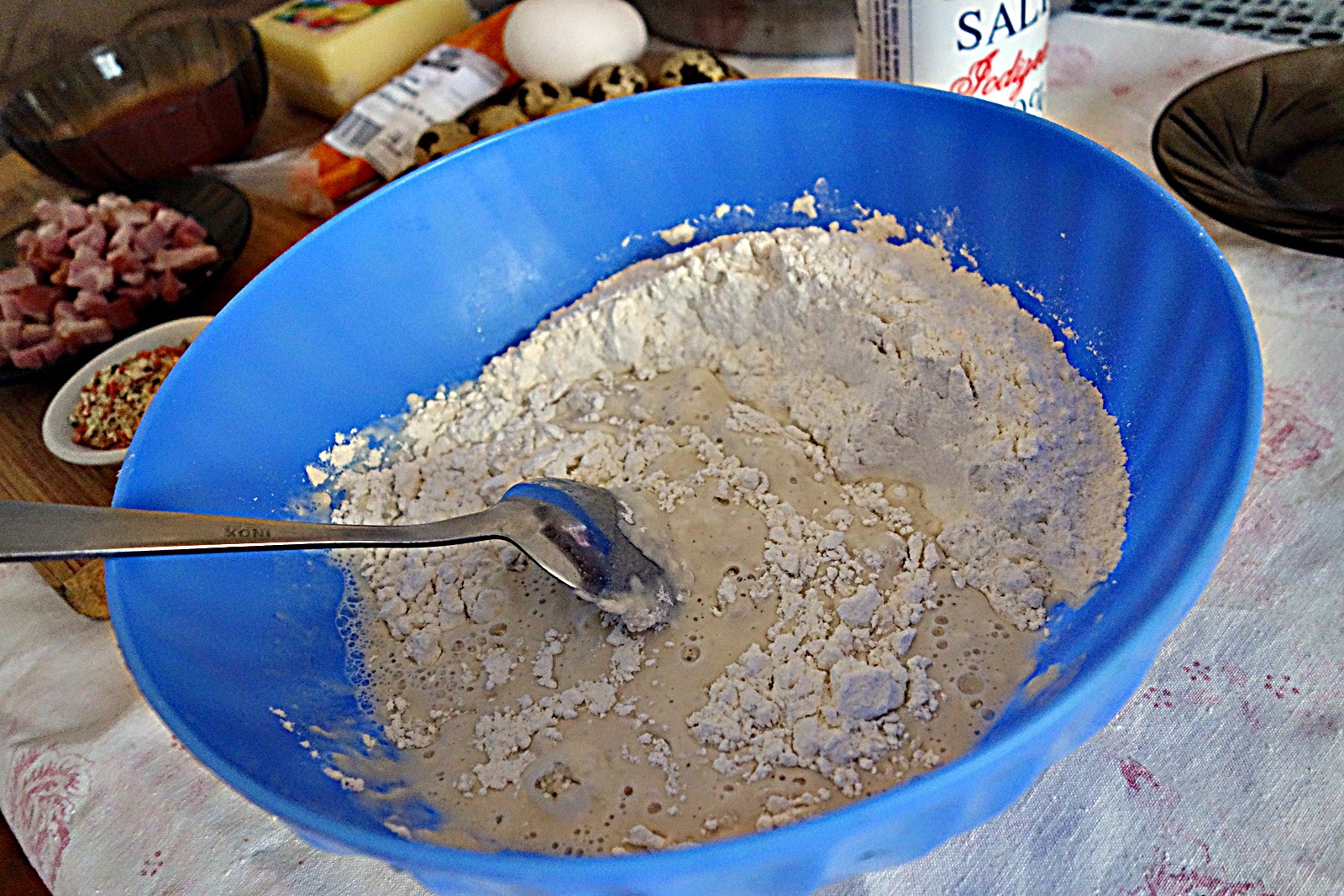 Pizza cu oua de prepelita